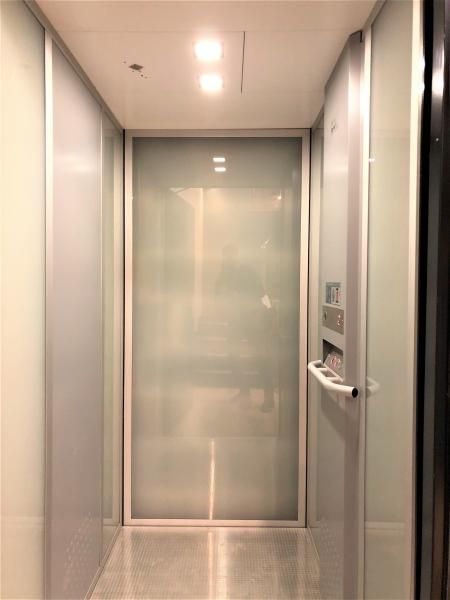 Ascenseur hydraulique avec 8 arrêts et 3 entrées possibles