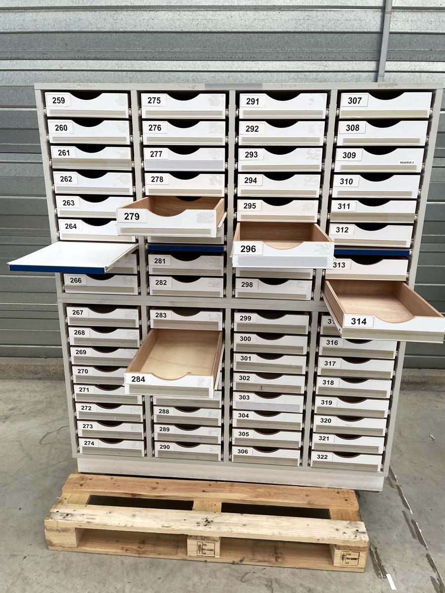 Meuble d'occasion de laboratoire avec 32 tiroirs - Référence P21091176 - sur pieds bois_3