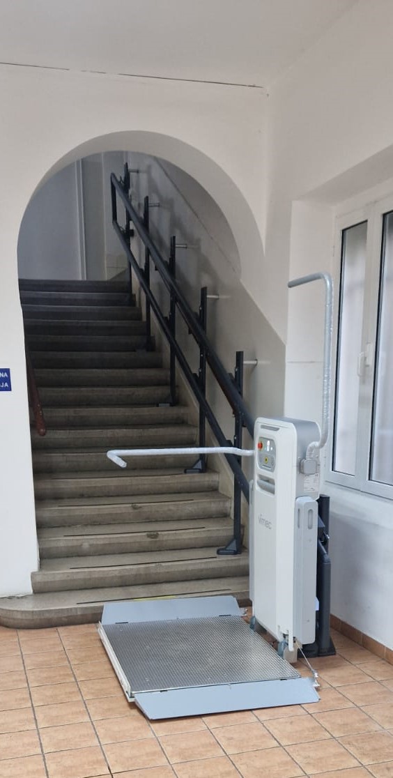 Monte-escalier avec plateforme V6 - pour escaliers droits - sécurité totale - personnalisable en couleurs RAL_3