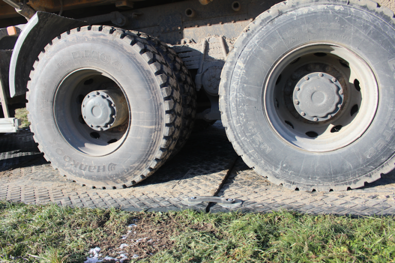 Plaque de roulage lourde, pour créer des aires de manoeuvre aux gros engins de tp (semi-remorques, grues automotrices, pelles hydrauliques sur pneus) - roadmat_3