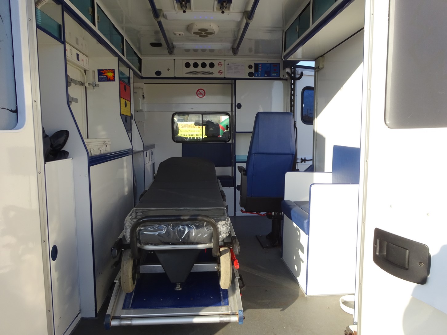 Véhicule sanitaire Renault Trafic équipé Les Dauphins