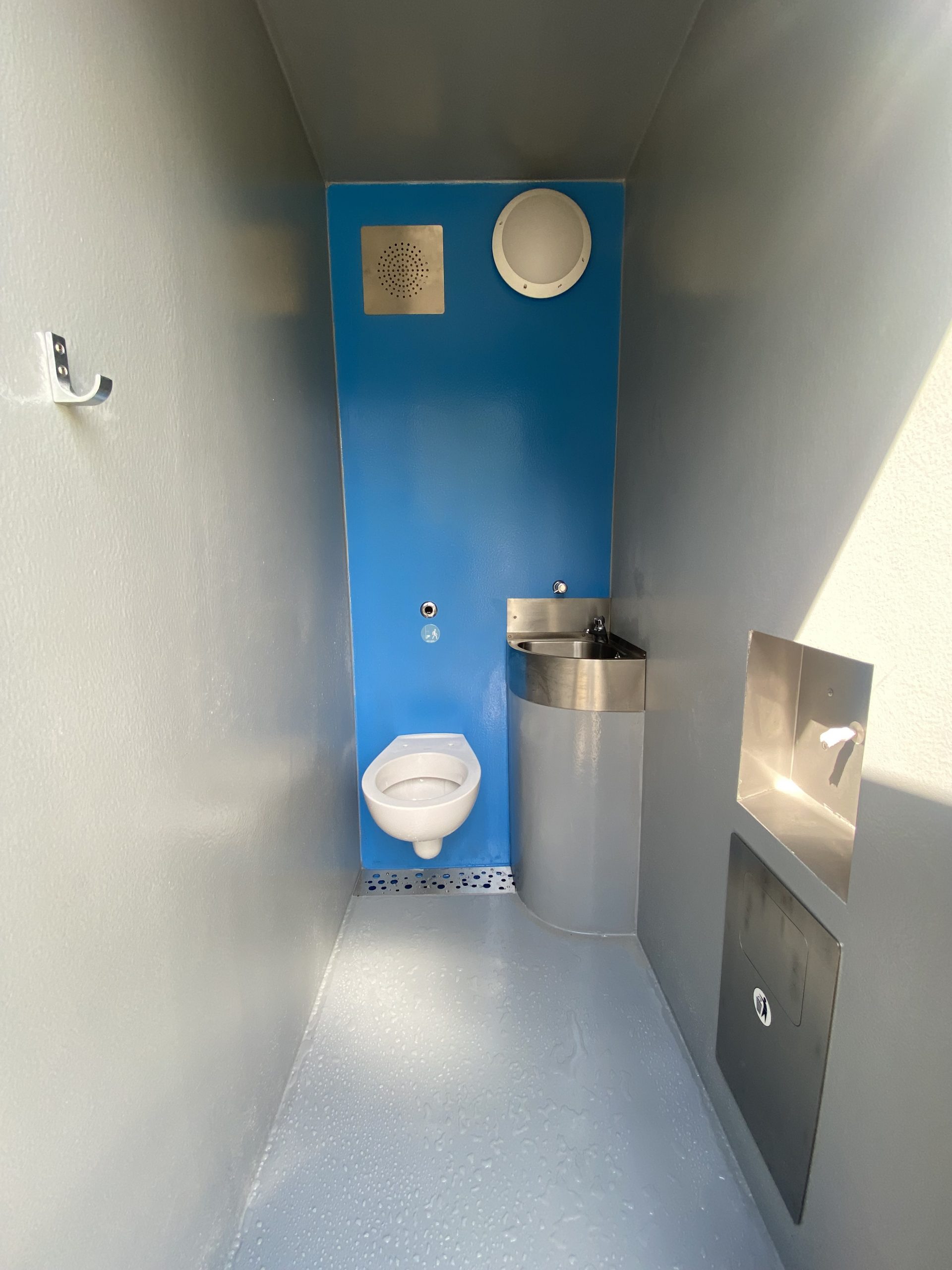 Cellule PMR avec une cabine WC et un mur urinoir et un local technique  - référence 2072_3