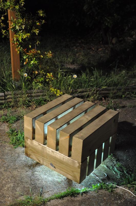 Table Mixte bois métal - Table de jardin avec Banquette à lames verticales_3