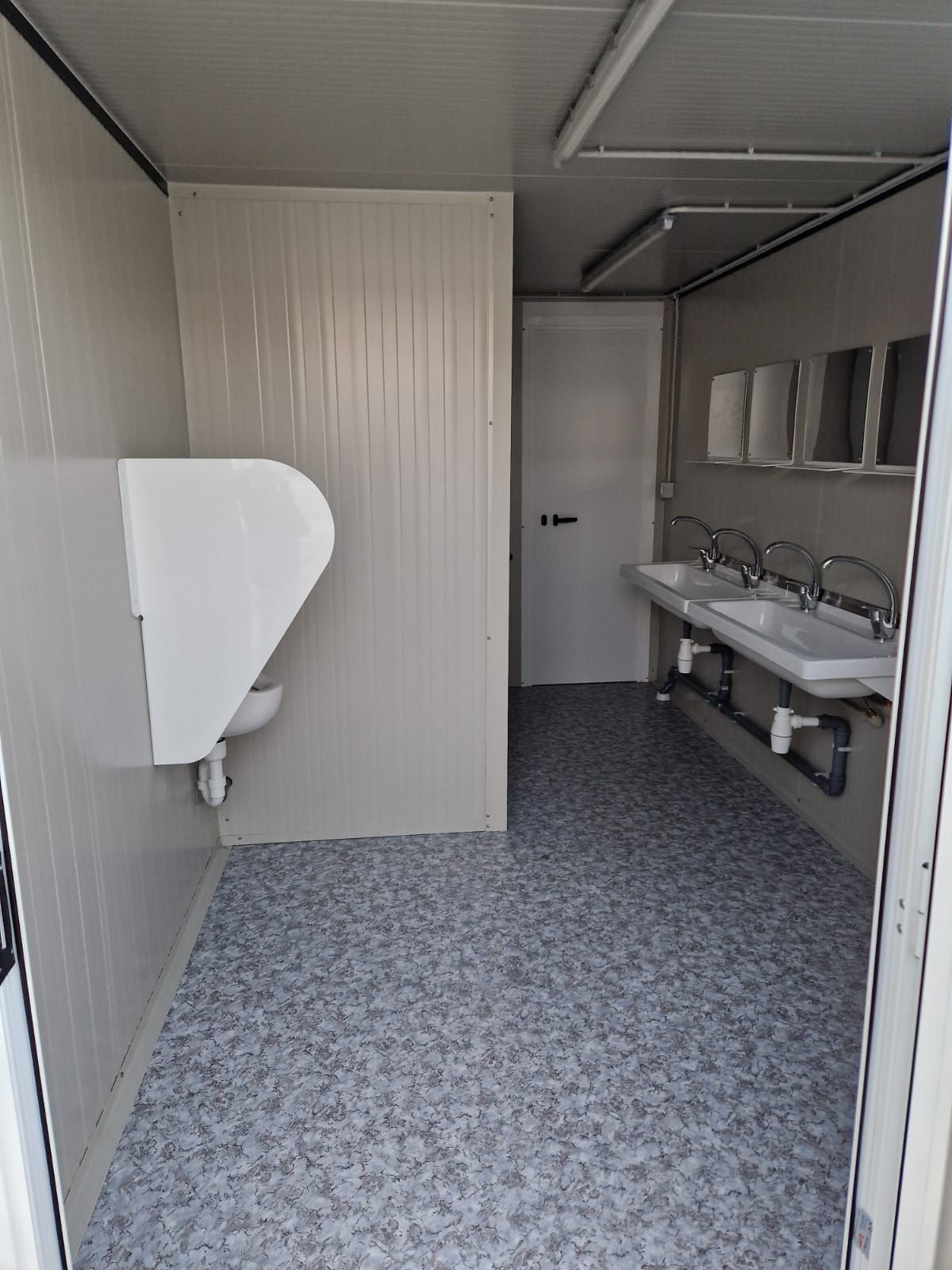 Bungalow sanitaire de chantier DX, avec 2 lavabos, 2 douches, 1 urinoir et 2 wc à l'anglaise - Jusqu'à 12-20 personnes_3