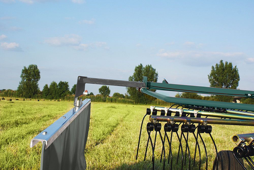 Largeur d'andain réglable et ergonomie optimale avec l'andaineur Juras 301 DN