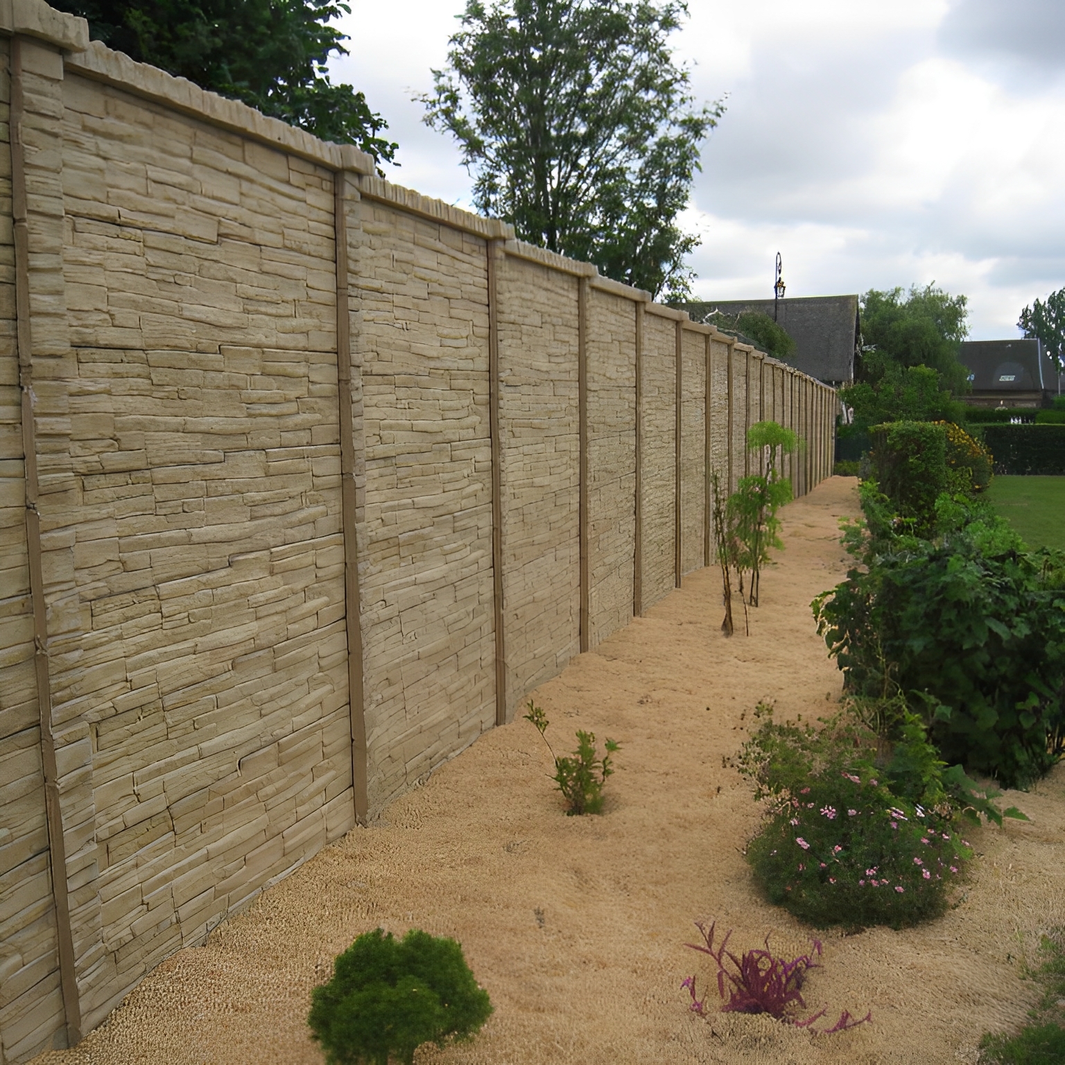 Clôture solide en béton avec un look pierre naturelle