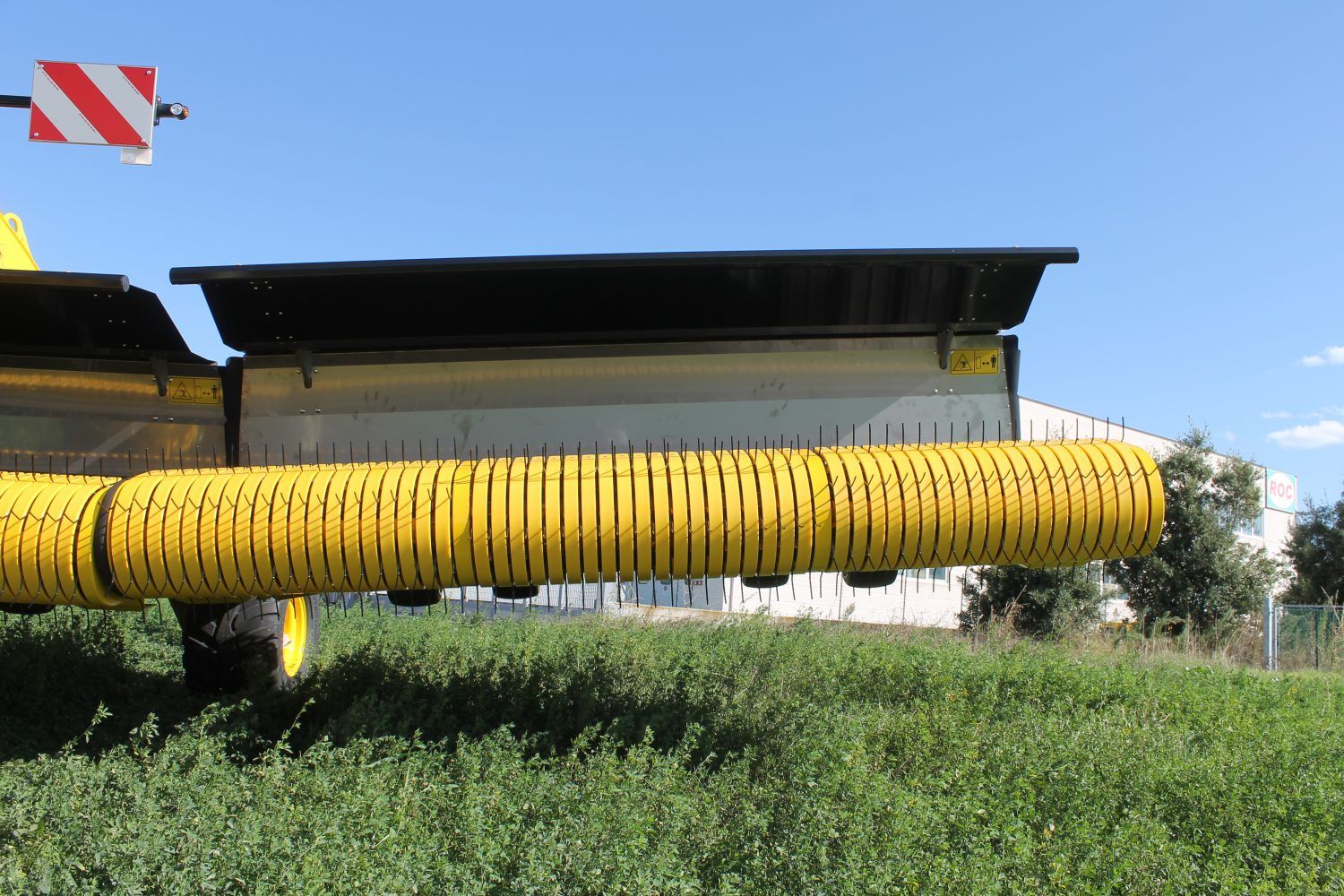 RT 1150 - Andaineur à tapis ROC SRL - Système révolutionnaire de ramassage avec un tracteur de 100 HP pour andains tous les 10 mètres_3