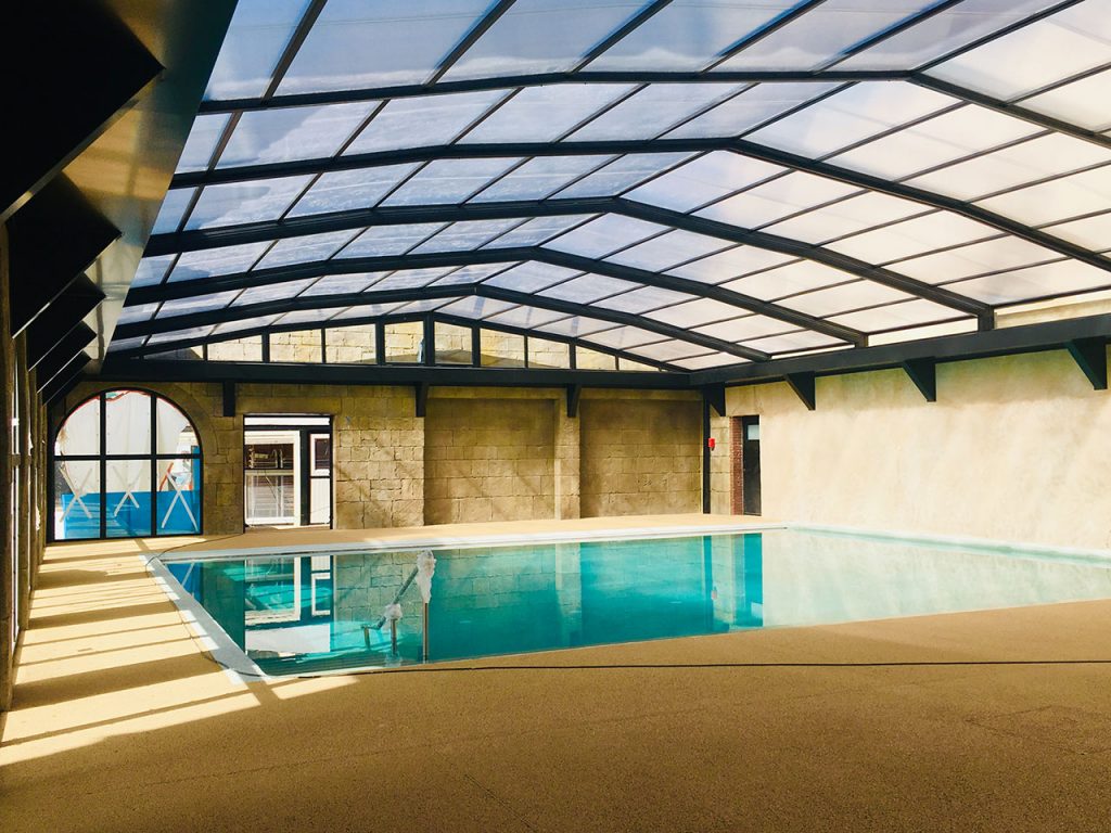Abri piscine haut avec toiture rétractable - Royal Emporium - Design luxueux et matériaux haut de gamme_3