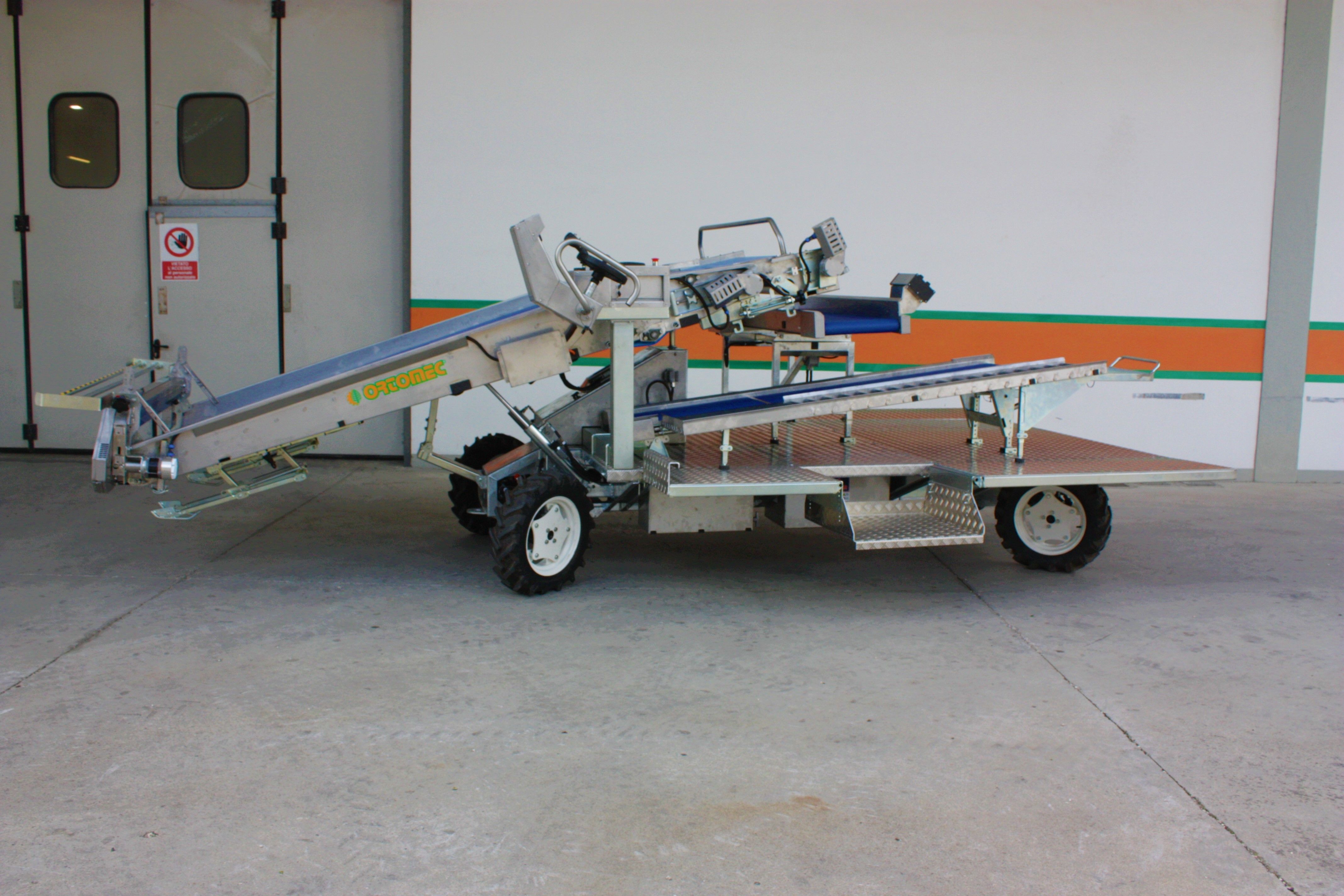 Récolteuse de légumes 8450 electro - Ortomec SRL - largeur de la tête de récolte 130 à 180 cm - double essieu directeur et batteries 24V_3