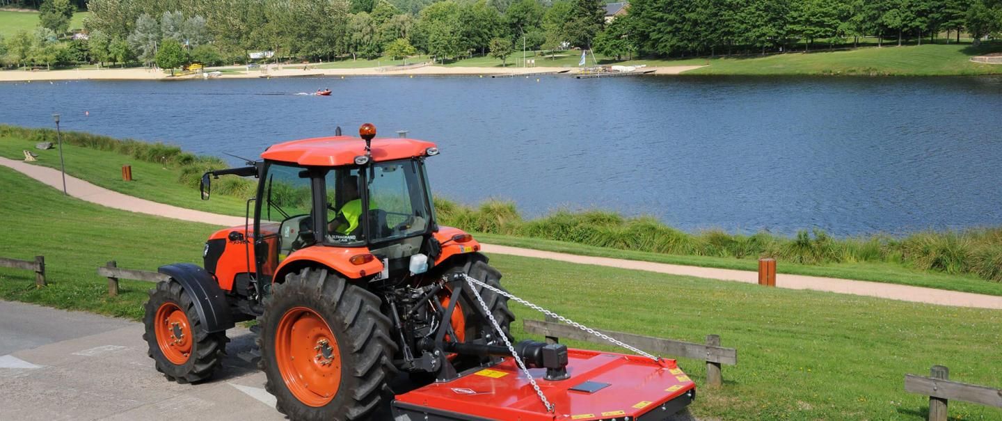 Broyeur forestier avec attelage flottant pour terrain irrégulier