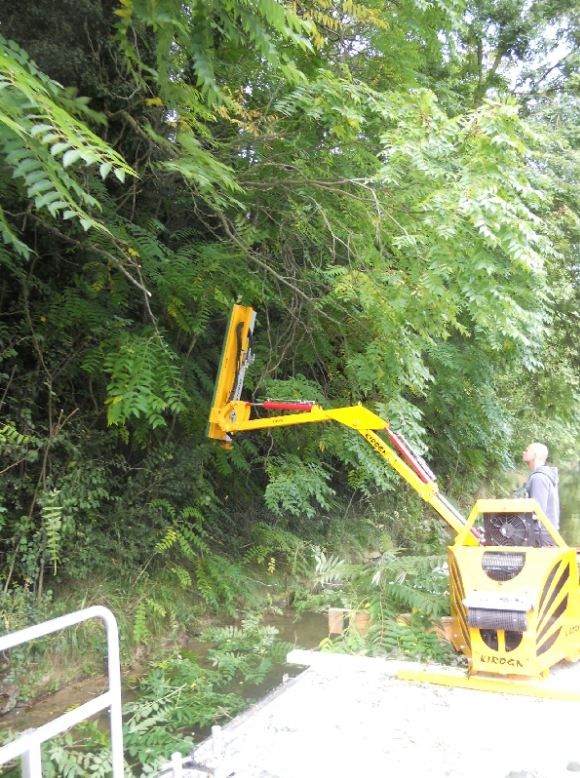 Taille-haie hydraulique sur bateau - Kirogn - mécanisation pour chantiers spécifiques_3