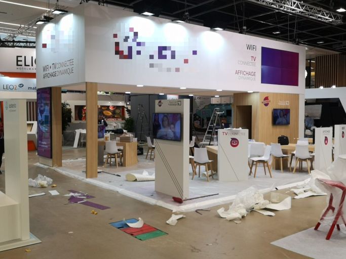 Stand attractif et modulable - Équipé d'écrans dynamiques et d'espaces de discussion - Salon EquipHotel 2018_3