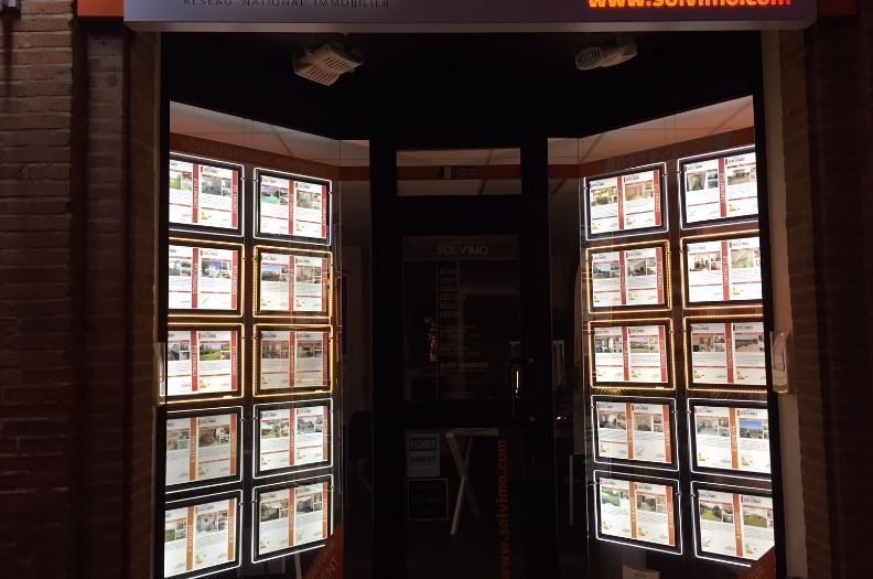 Rio - Porte-affiche LED Displaylight - Portrait A3 - Luminosité 7000 Lux et maintenance facile_3