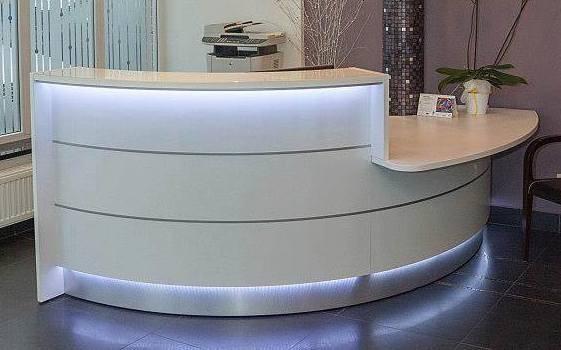 Banque d'accueil lumineuse Valde courbe avec PMR coloris blanc - MDD - Blanc, Blanc brillant, Droite_3