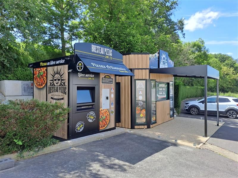 Kiosque pour distribution automatique de pizzas en zone commerciale
