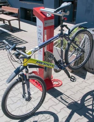 Station de réparation vélo universelle avec cale roue - 22 outils - Résistante intérieur/extérieur_3