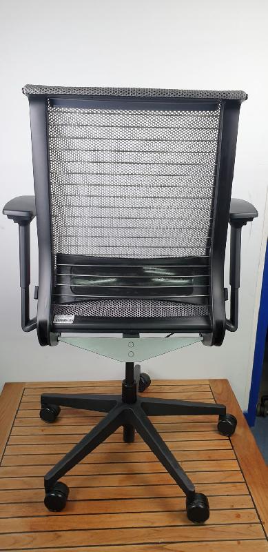 Chaise de bureau d'occasion Steelcase Think V1 - dossier en résille et siège rembourré_3
