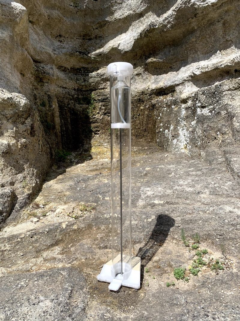 Borne de distribution de gel hydroalcoolique - la ferme 3d - avec le simple appui du pied sur la pédale une dose de gel de 2 ml est distribuée_3