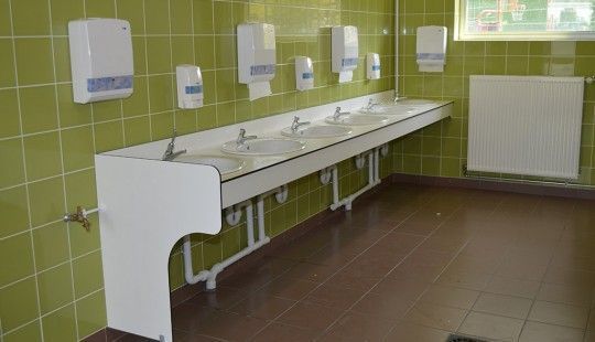 Cabine vestiaire conforme aux normes d’hygiène pour salles de remise en forme