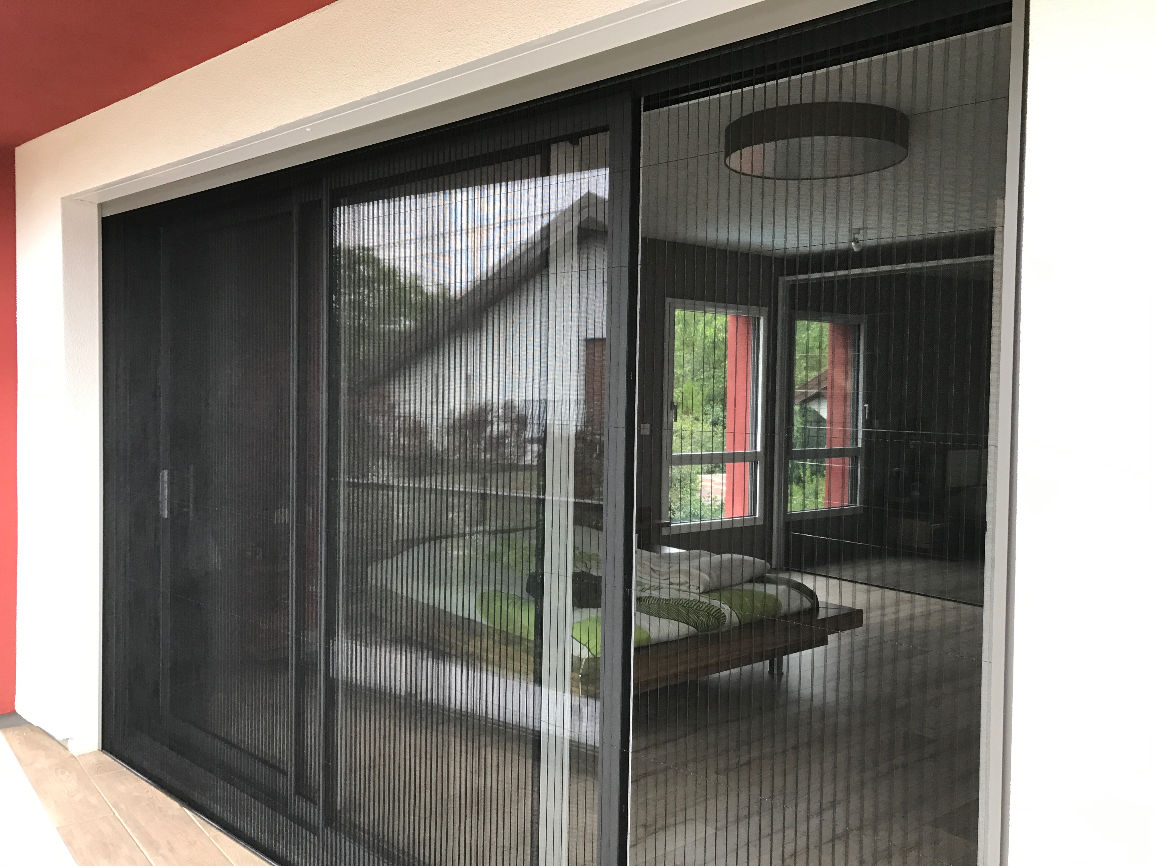 Moustiquaire plissée avec finition en aluminium thermolaqué mat