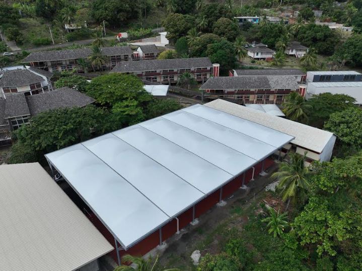 Couverture de plateau sportif 30 m x 43 m - structure galvanisée et toile Serge Ferrari - Normandie Structures_3