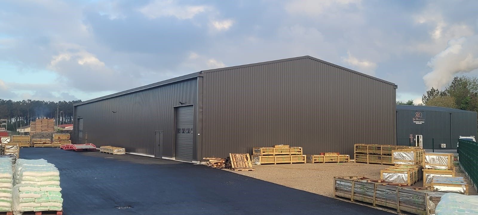 Entrepôt de stockage - Bâtiment métallique en acier galvanisé avec quai de chargement_0