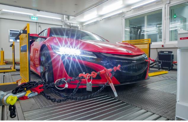 Chambre d'essai à rouleaux avec régulation de climat pour véhicule complet_3