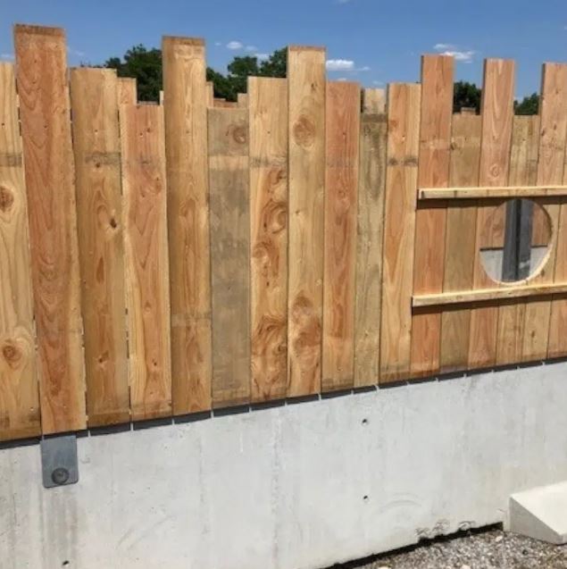 Palissade en bois vertical conçue pour les professionnels du bâtiment, des travaux publics, des collectivités_3