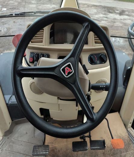 Tracteur Arbos 5100 avec porte-masses avant et garde-boues pivotants