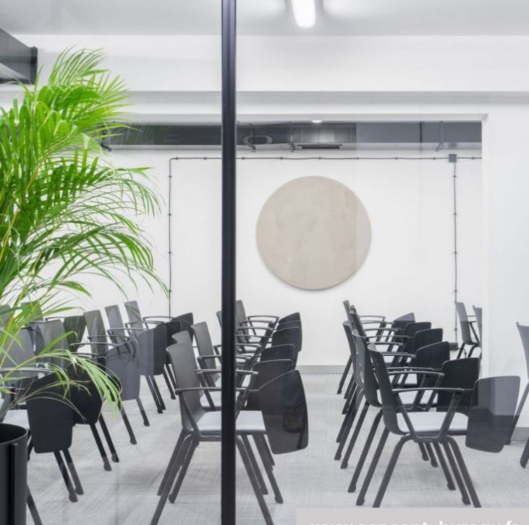 Chaise de formation fonctionnelle SHILA - tablette rabattable, empilable et disponible en plusieurs coloris pour salle de conférences et espaces de formation_3