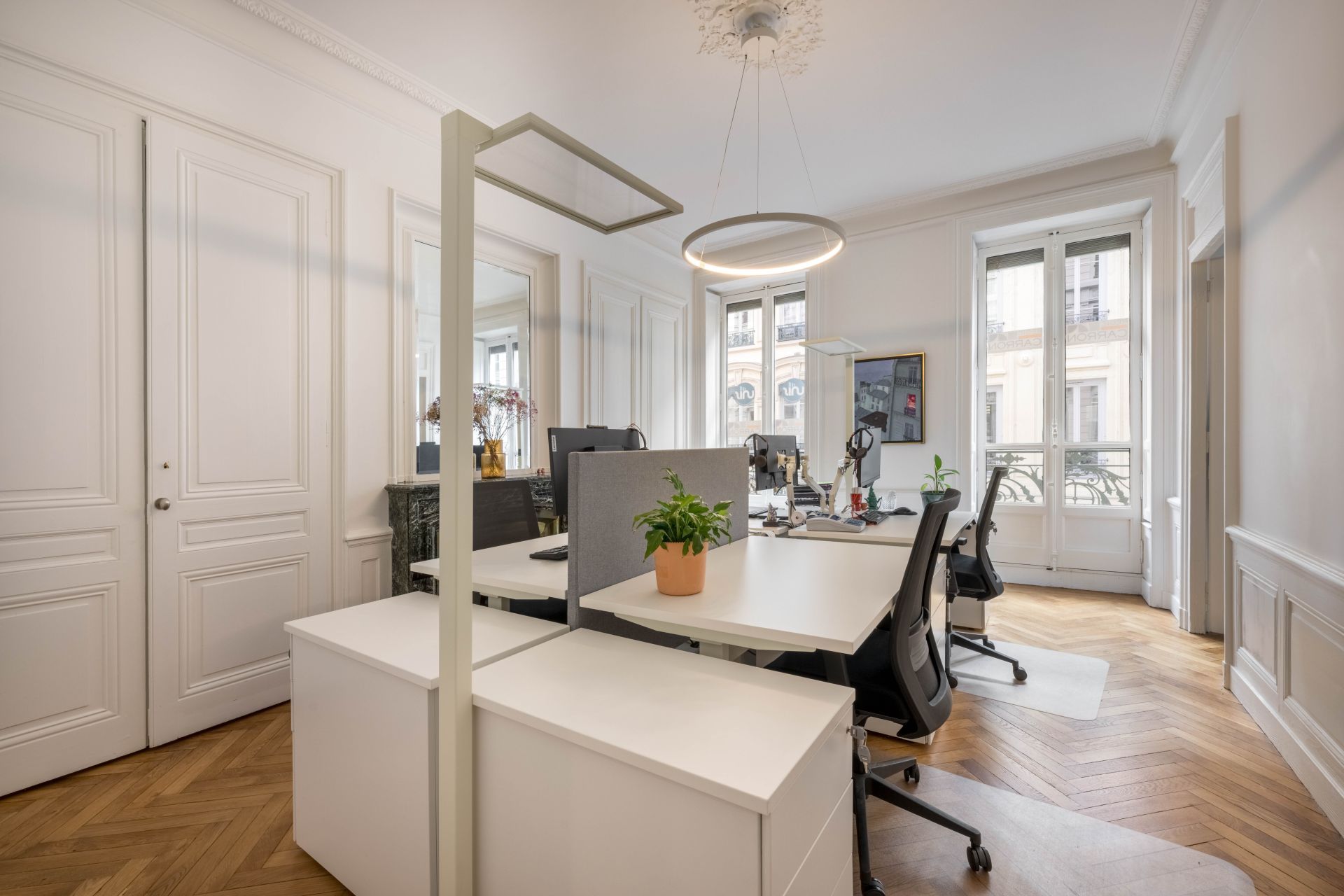 Aménagement de bureaux professionnels UP & DESK - Solutions modernes, ergonomiques et design à Lyon_4