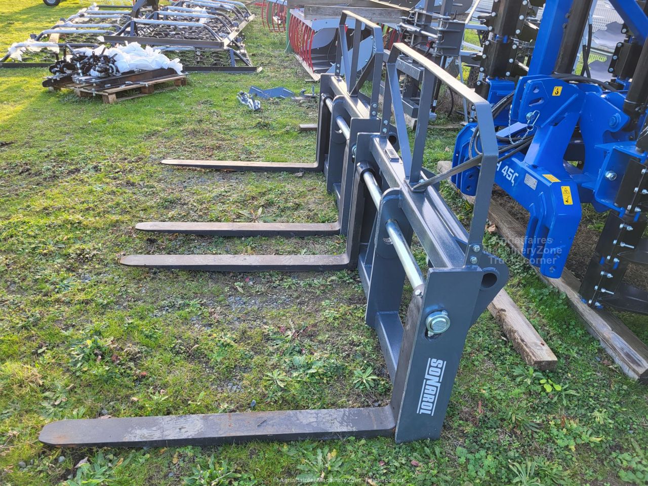 Lève palette ou fourche à palette avec attelage Manitou - SONAROL WPL_3