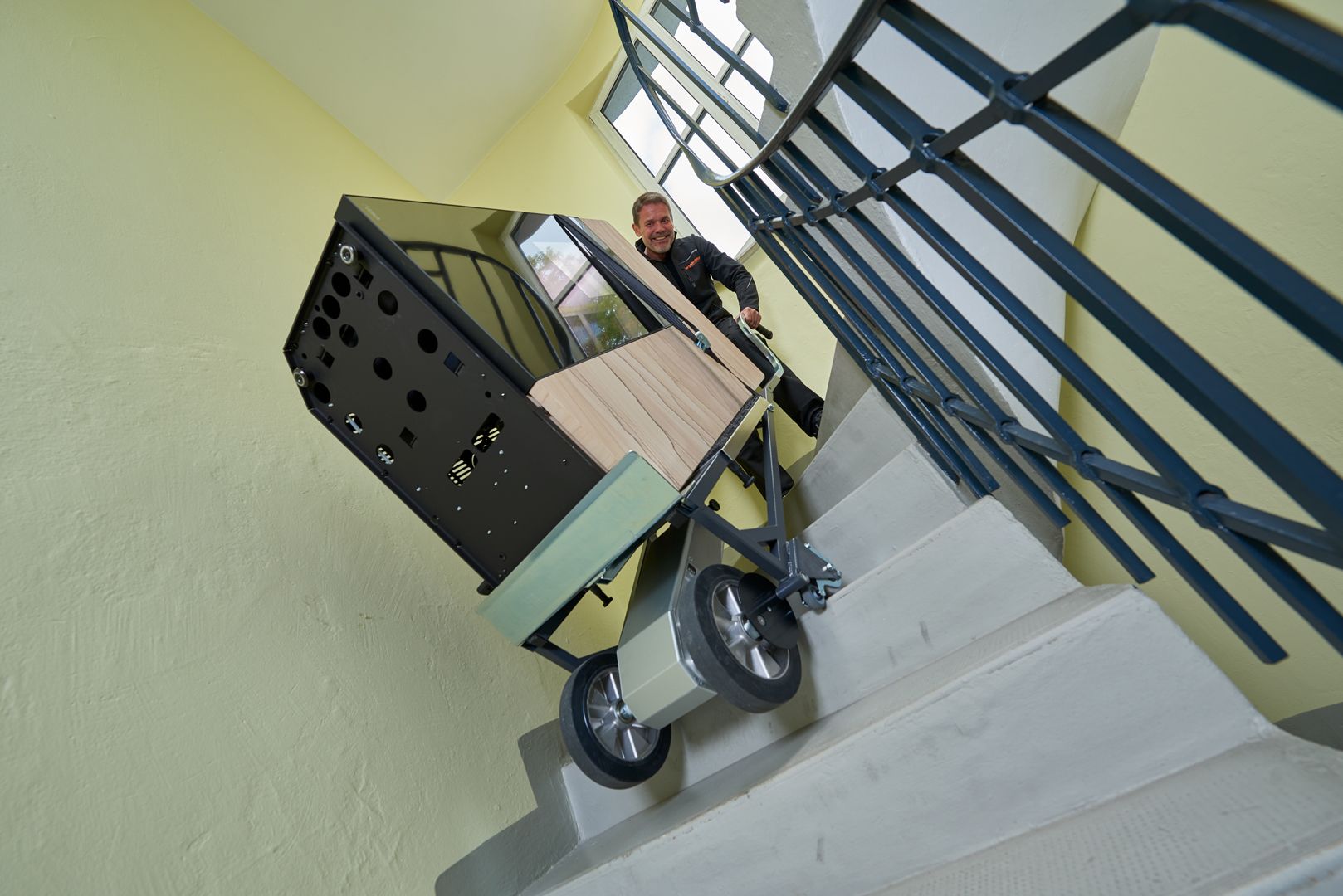 Diable monte escalier robuste et puissant pour le déplacement de charges lourdes - Cargomaster A 350_4