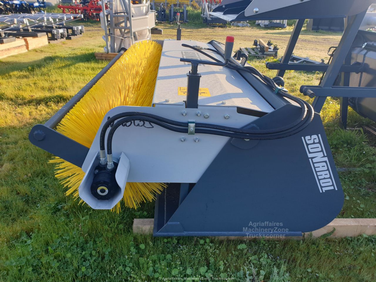 Godet balayeur avec brosse rotative et godet de ramassage - SONAROL LS SNR 2400 EURO_3