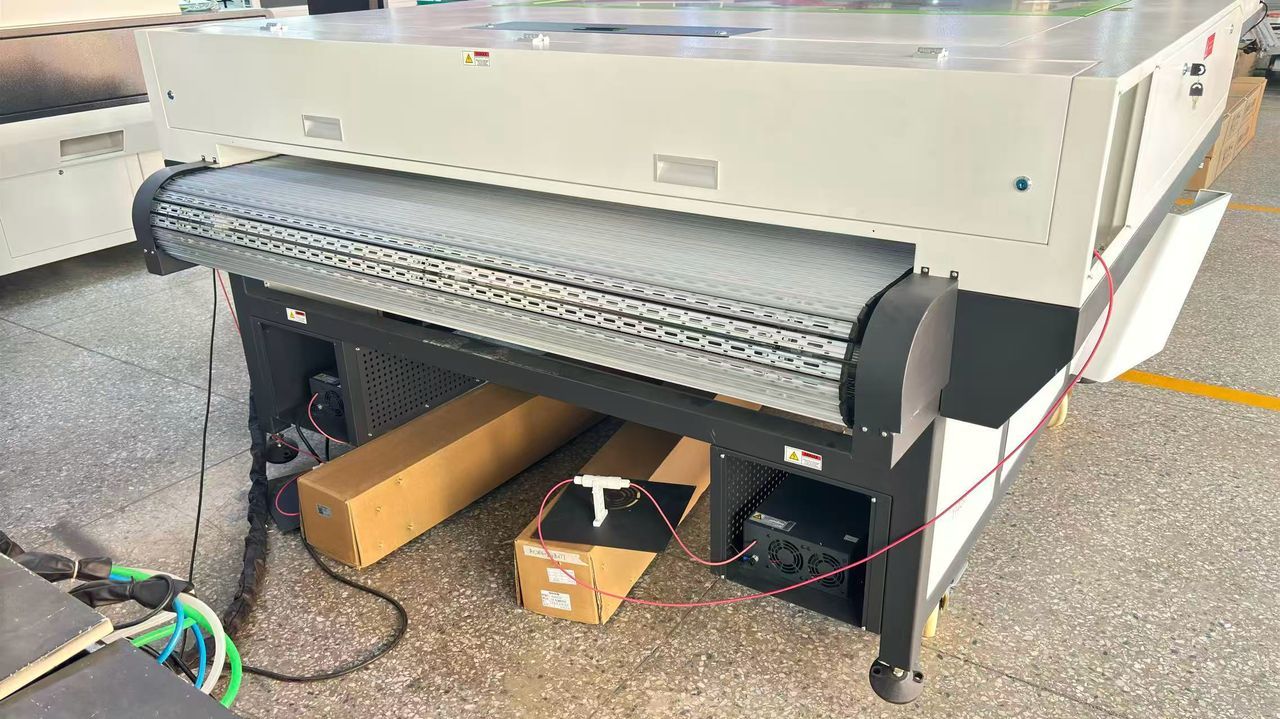 Machine Laser pour la Découpe de Tissus et de Matières Techniques en Rouleaux - Série F_2