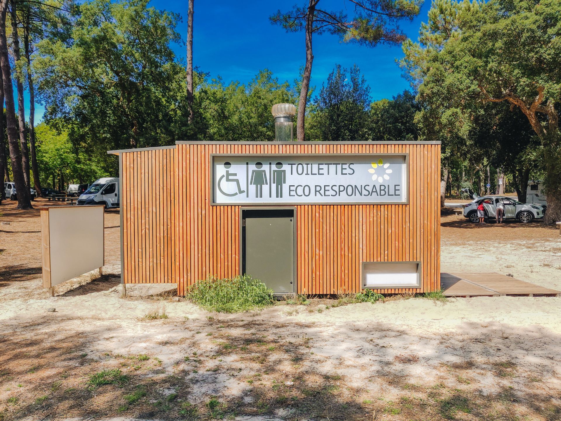 Toilettes extérieures avec soubassement de 90 cm