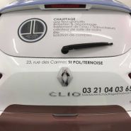 Communication visuelle sur lunette arrière avec adhésif microperforé