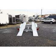 Remorque conçue pour véhicules de sport à faible garde au sol