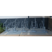 Longrine autoportante facilitant l’installation et le retrait des vélos