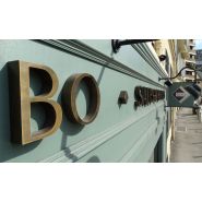 Enseigne personnalisée en métal avec finition laiton antique