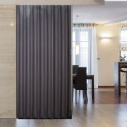 Cloison accordéon flexible et résistante à la corrosion