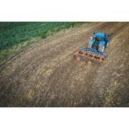 Déchaumeur polyvalent adapté à des tracteurs de différentes puissances