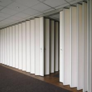 Cloison mobile en bois avec charnières en plastique