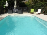 Piscine polyester disponible en bleu, blanc ou beige avec escalier intégré