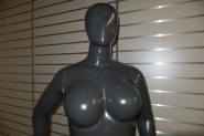 Mannequin femme noir avec socle, article d'occasion