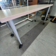 Table bureau d'occasion 140 x 60 cm - pieds métal alu - 2 roulettes, 2 fixes - plateau mélaminé gris - couleur bois chêne_3