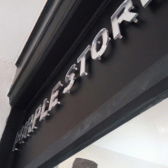 Enseigne lettres découpées Plexiglas translucide avec dos adhésif - Gris Anthracite, Lettres_3