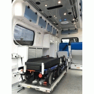 Vue latérale de l'ambulance Renault Master 2013