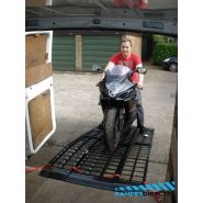 Rampes incurvées pour meilleure garde au sol des motos