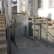 Élévateur sécurisé avec arrêt d'urgence électronique